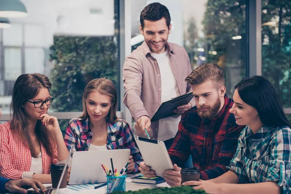 Gruppen av unge ledere som snakker om framtidsprosjekt – stockfoto