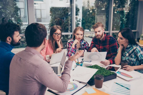 Group of confident colleagues having meeting in office and worki — Stock Photo, Image