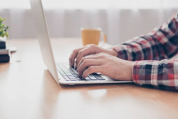 Fechar as mãos do homem digitando no laptop no escritório — Fotografia de Stock