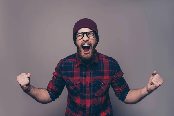 Deprimido hipster enojado barbudo hombre gritando y gritando —  Fotos de Stock
