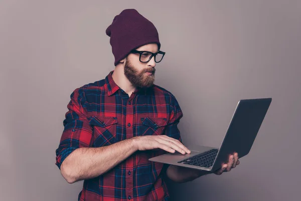 Ler ungersven i cap och glasögon håller modern varv — Stockfoto