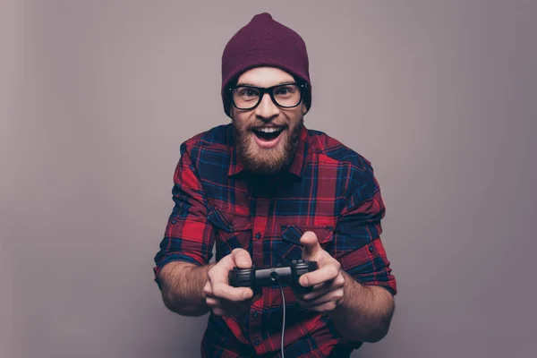 Aufgeregt glücklich Hipster-Mann spielt Videospiel — Stockfoto