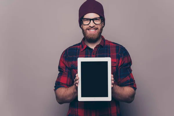 Feliz jovem hipster homem mostrando tela tablet em branco — Fotografia de Stock