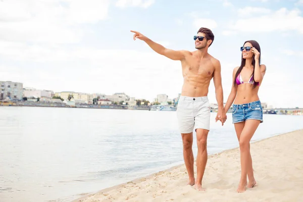 Счастливая романтическая семья, проводящая медовый месяц и гуляющая на пляже — стоковое фото