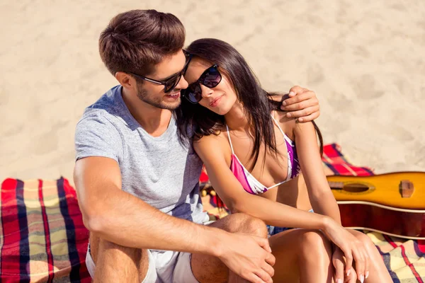 Ung man omfamnar sin flickvän och ha picknick — Stockfoto