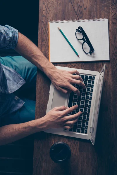 Görev yapıyor ve dizüstü bilgisayarda yazarak genç freelancer yakın çekim — Stok fotoğraf