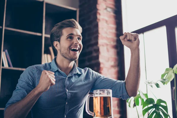 Joven emocionado hombre feliz viendo fútbol con cerveza — Foto de Stock