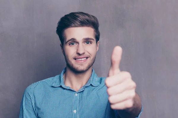 Giovane felice sorridente ragazzo mostrando pollice in su — Foto Stock