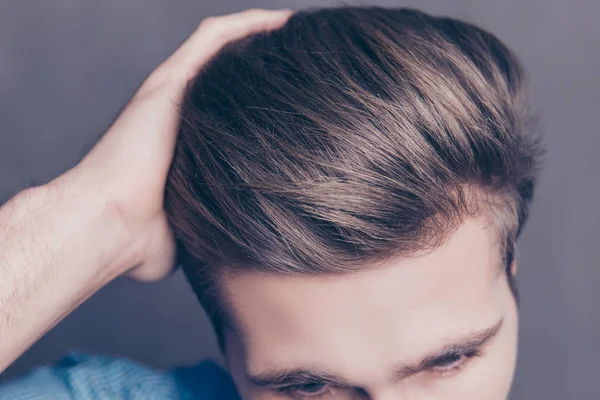 Lähikuva miehestä kampaamassa hiuksiaan sormilla — kuvapankkivalokuva