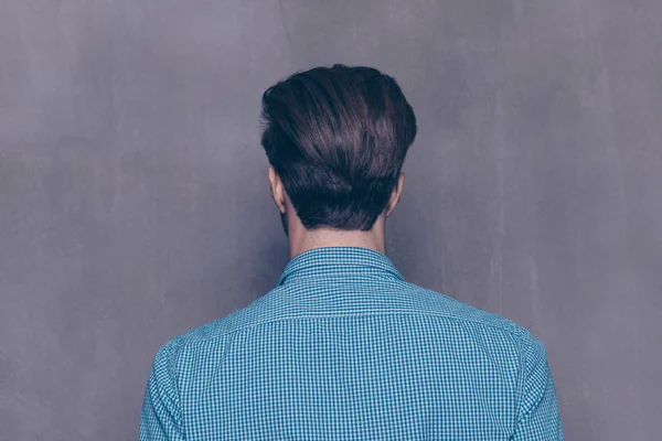 Πίσω όψη του ο νεαρός άντρας στα μπλε πουκάμισο σε γκρίζο φόντο — Φωτογραφία Αρχείου