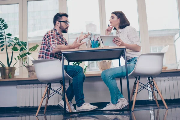 Tevreden collega's samenwerken aan business plan in het kantoor — Stockfoto