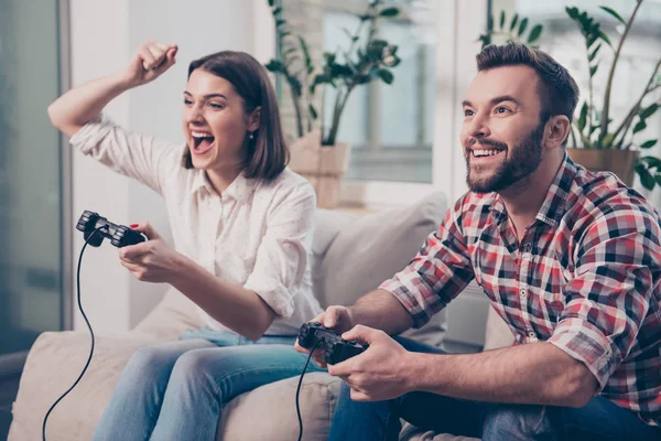 Nadšený dva šťastní milenci hrát video hry — Stock fotografie