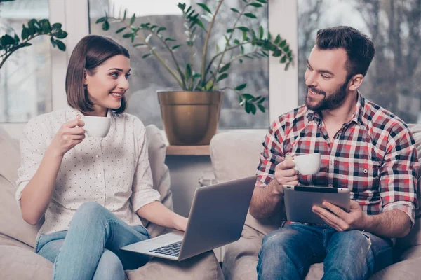 Due giovani freelance che lavorano con laptop e tablet digitale — Foto Stock