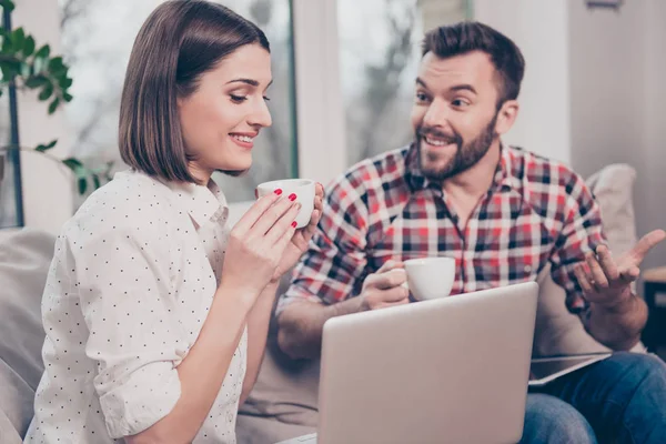 Giovani imprenditori creativi discutono di progetto e bevono — Foto Stock