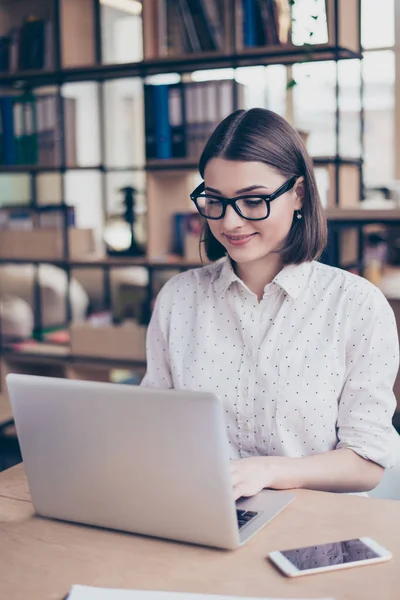 Ritratto di intelligente manager donna in occhiali digitando sul computer portatile — Foto Stock