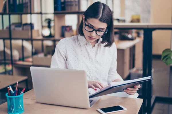 Concentré jeune femme d'affaires intelligente en utilisant son ordinateur dans de — Photo