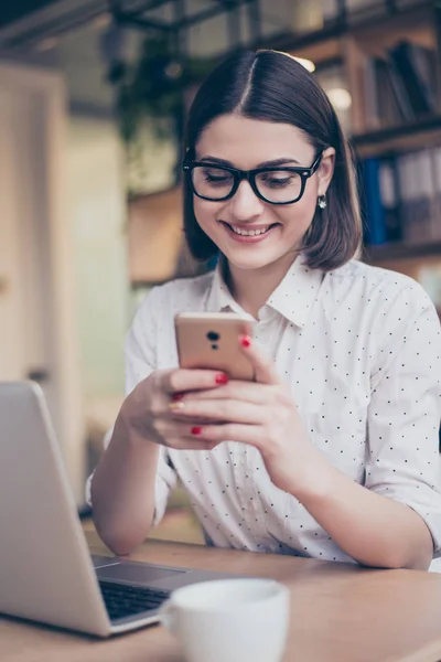 Retrato de alegre feliz empresaria escribiendo sms en smartphon — Foto de Stock