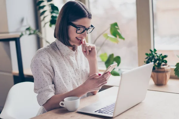 Aantrekkelijke gelukkige vrouw met laptop lezen sms in kantoor — Stockfoto