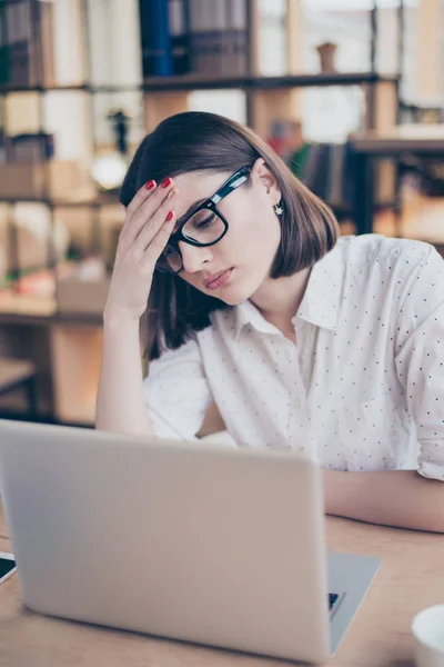 Jovem mulher de negócios bonita cansado do trabalho no escritório — Fotografia de Stock