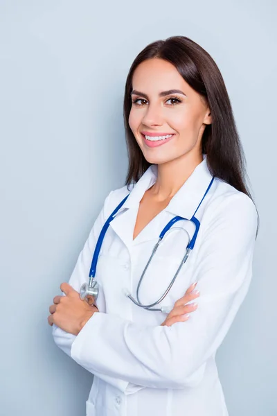 Retrato de jovem médico alegre com estetoscópio nas costas brancas — Fotografia de Stock