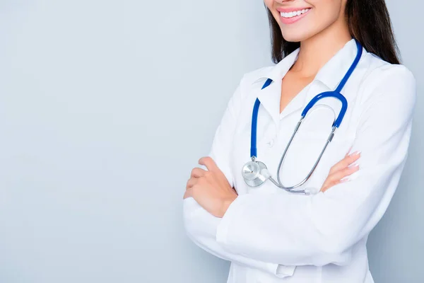 Primer plano del joven médico feliz con estetoscopio sobre fondo azul — Foto de Stock