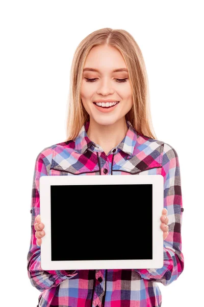Glad ung blonde flicka visar tom Tablet PC-skärmen — Stockfoto