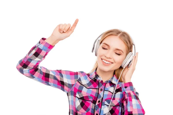 Amante de la música feliz escuchando música en auriculares y bailando — Foto de Stock