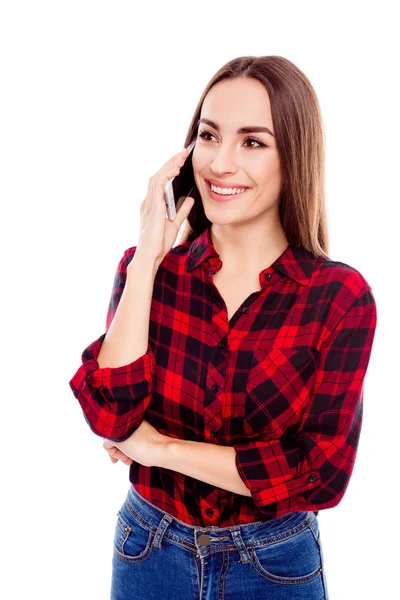 Portret van mooie jonge vrouw praten op mobiele telefoon — Stockfoto