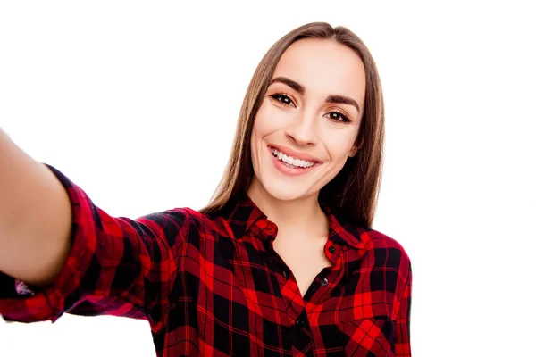 Jovem atraente com sorriso radiante fazendo selfie — Fotografia de Stock