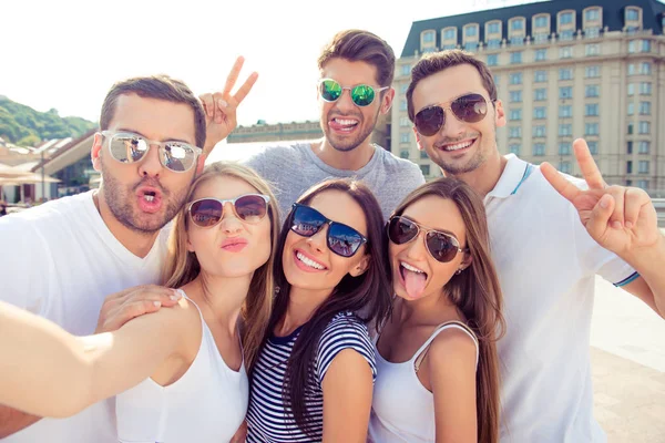 Šest šťastný úspěšných mladých lidí pobaví a díky selfie — Stock fotografie