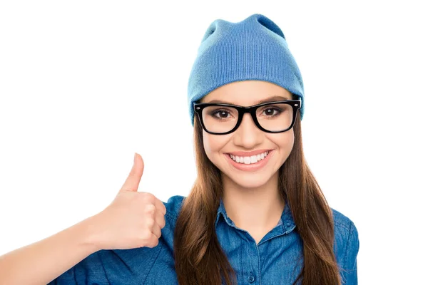 Retrato de mujer hipster sonriente en gafas que muestran el pulgar hacia arriba — Foto de Stock