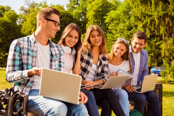 Cinq heureux attrayant divers camarades de classe ensemble se préparer pour te — Photo