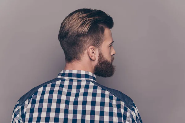 モダンなヘアスタイルでスタイリッシュな若いアゴヒゲの背面図 — ストック写真
