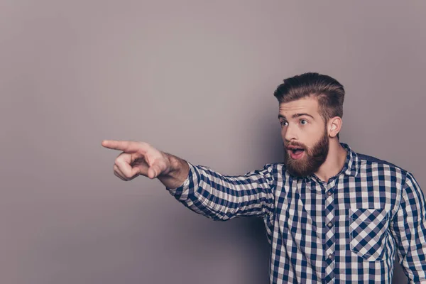 Sorprendido joven barbudo elegante hombre señalando con el dedo —  Fotos de Stock