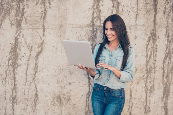 Usmívající se žena drží notebook a její e‑mailů — Stock fotografie