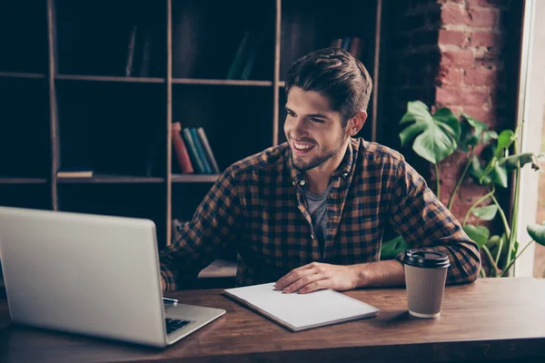 Усміхнений бізнесмен працює з ноутбуком і готується до фінансування — стокове фото