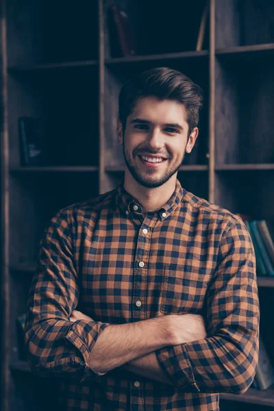 Portrait of handsome smiling man with crossed hands in office — Stock Photo, Image