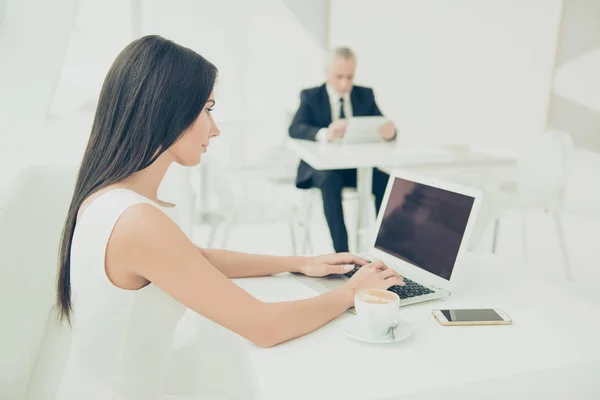 Retrato de la joven secretaria confiada que trabaja con el ordenador portátil moderno — Foto de Stock