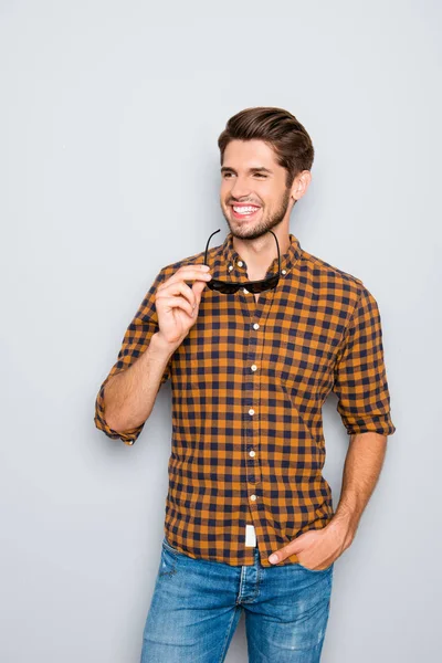 Bonito sorrindo homem feliz segurando óculos pretos — Fotografia de Stock