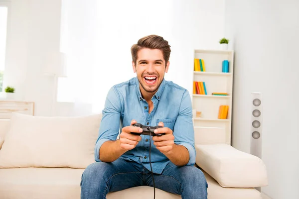 Porträt eines aufgeregten, fröhlichen Mannes beim Videospiel — Stockfoto