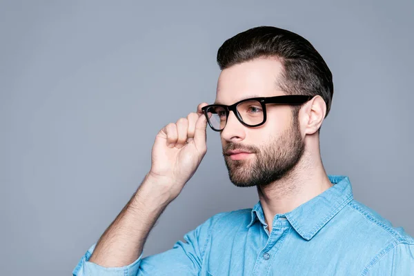 Retrato del profesor confiado e inteligente tocando sus gafas — Foto de Stock