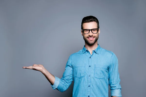 Fröhlicher bärtiger Mann mit Brille macht Werbung für neuen Prod — Stockfoto