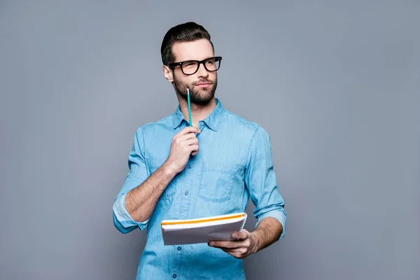 Joven hombre barbudo reflexivo en gafas pensando en la prueba — Foto de Stock