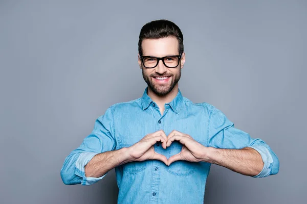 Retrato de hombre guapo feliz en gafas haciendo corazón con el surf —  Fotos de Stock