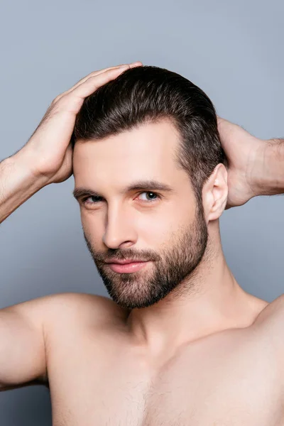 Retrato del hombre sano peinándose el pelo con los dedos — Foto de Stock