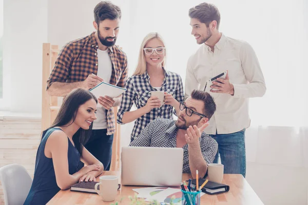 Opptatt team jobber hardt for å avslutte finansprosjektet i tide – stockfoto