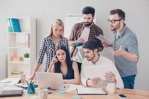 Grupo de jóvenes empresarios discutiendo plan de negocios financieros — Foto de Stock