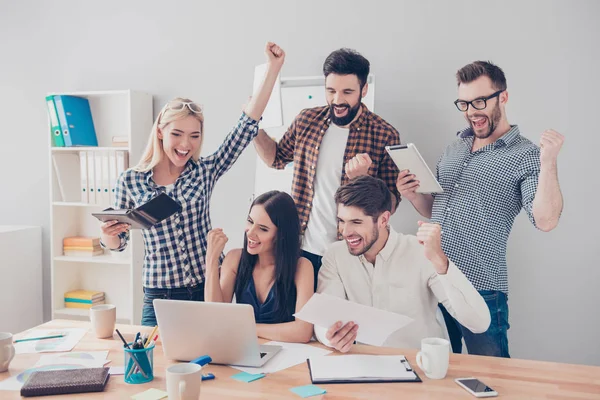 Ma certo! Gli imprenditori trionfano a causa della crescita finanziaria o — Foto Stock