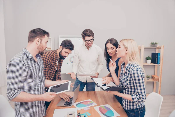 Equipo empresarial trabajando juntos en su proyecto en la oficina — Foto de Stock