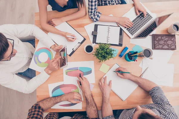 Visão superior do grupo de pessoas que trabalham duro na conferência — Fotografia de Stock